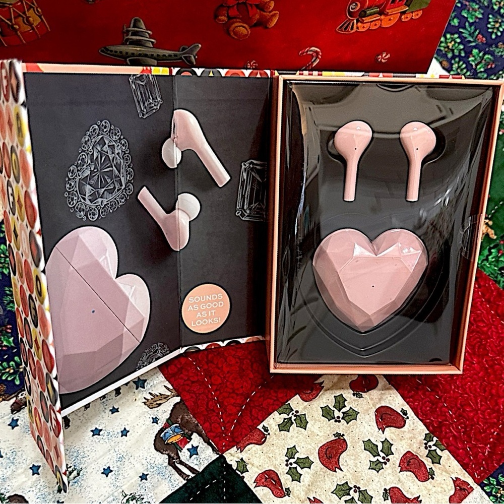 FAO Schwarz Music Love True Bluetooth Wireless Earbuds Pink Heart Case Earbuds